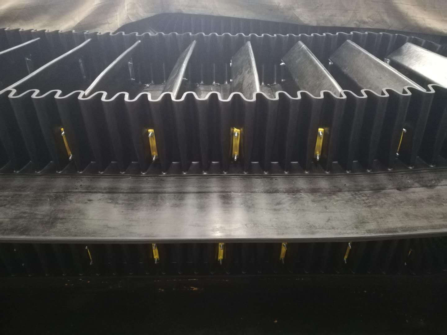 大倾角输送带的几个主要区别